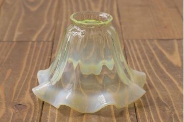 フリルのデザインが可愛らしいウランガラス製シェード(天井照明、電笠)