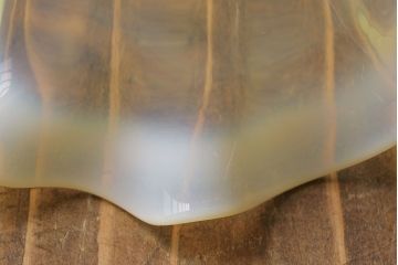 フリルのデザインが可愛らしいウランガラス製シェード(天井照明、電笠)