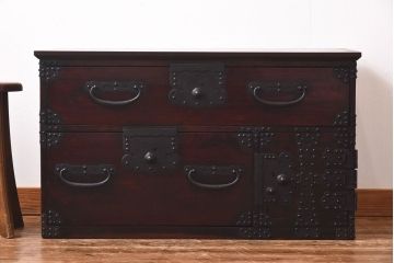 アンティーク家具　和製アンティーク　渋い色味が魅力的な箪笥ローボード(チェスト)