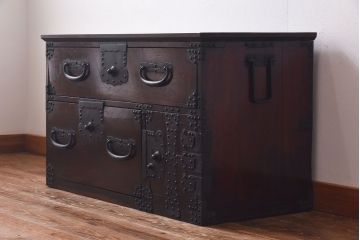 アンティーク家具　和製アンティーク　渋い色味が魅力的な箪笥ローボード(チェスト)