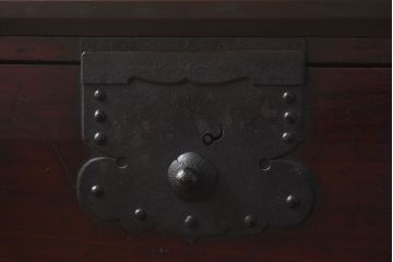 アンティーク家具　和製アンティーク　渋い色味が魅力的な箪笥ローボード(チェスト)