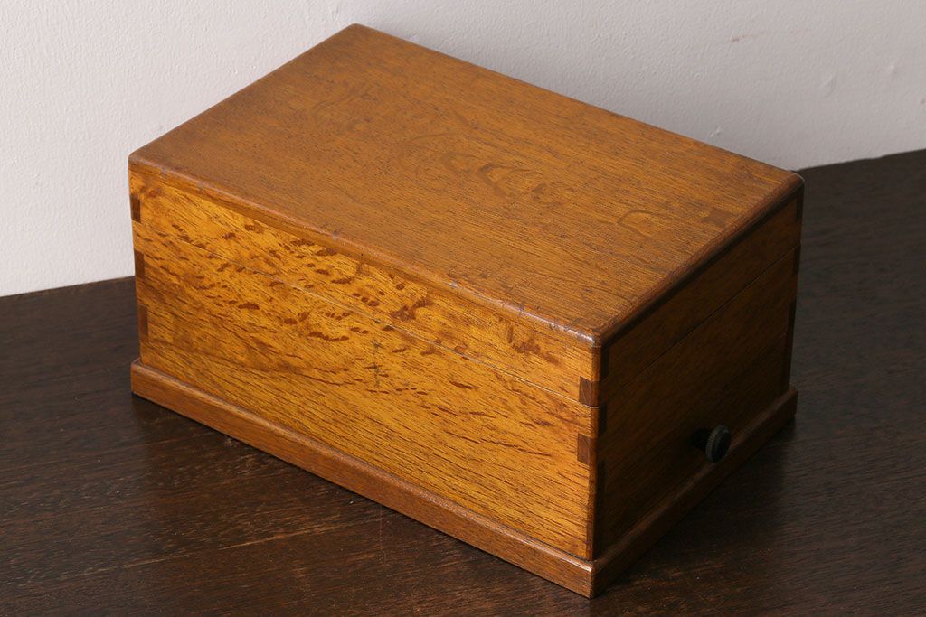 レトロ家具　昭和レトロ　ナラ材　蓋付きの収納部が個性的な小引き出し(収納箱)