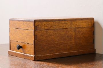 レトロ家具　昭和レトロ　ナラ材　蓋付きの収納部が個性的な小引き出し(収納箱)