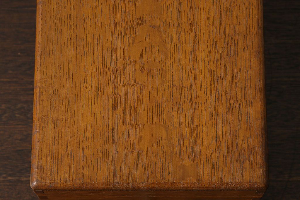 レトロ家具　昭和レトロ　ナラ材　蓋付きの収納部が個性的な小引き出し(収納箱)