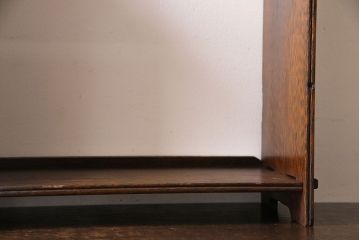 アンティーク雑貨　大正ロマン　ナラ材　透かし彫りがアクセントの卓上本立て(飾り棚、ウッドシェルフ)