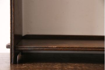 アンティーク雑貨　大正ロマン　ナラ材　透かし彫りがアクセントの卓上本立て(飾り棚、ウッドシェルフ)
