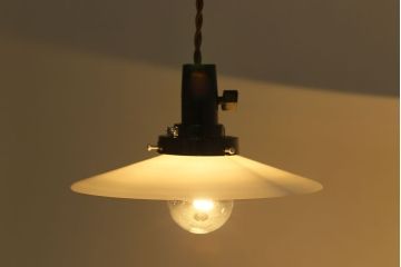 昭和レトロ　懐かしさと温かみを感じるシンプルな平笠シェードのペンダントライト(電笠、吊り下げ照明、天井照明)(1)