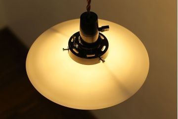 昭和レトロ　懐かしさと温かみを感じるシンプルな平笠シェードのペンダントライト(電笠、吊り下げ照明、天井照明)(1)