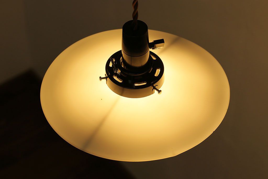 昭和レトロ　懐かしさと温かみを感じるシンプルな平笠シェードのペンダントライト(電笠、吊り下げ照明、天井照明)(2)