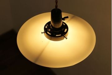 昭和レトロ　懐かしさと温かみを感じるシンプルな平笠シェードのペンダントライト(電笠、吊り下げ照明、天井照明)(2)