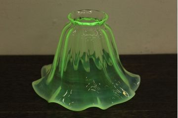ゆるやかなフリルが優雅な雰囲気を醸し出すウランガラス製シェード(天井照明、ペンダントライト)