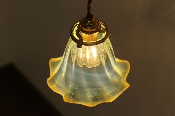 ゆるやかなフリルが優雅な雰囲気を醸し出すウランガラス製シェード(天井照明、ペンダントライト)