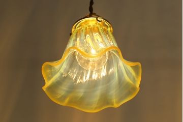 ゆるやかなフリルが優雅な雰囲気を醸し出すウランガラス製シェード(天井照明、ペンダントライト)