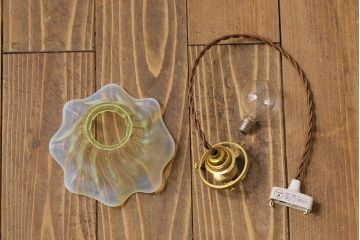ゆるやかなフリルが優雅な雰囲気を醸し出すウランガラス製シェード(天井照明、ペンダントライト)