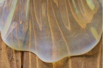 ゆるやかなフリルが優雅な雰囲気を醸し出すウランガラス製シェード(天井照明、ペンダントライト)