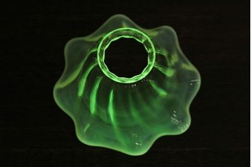 ゆるやかなフリルが優雅な雰囲気を醸し出すウランガラス製シェード(天井照明、ペンダントライト)