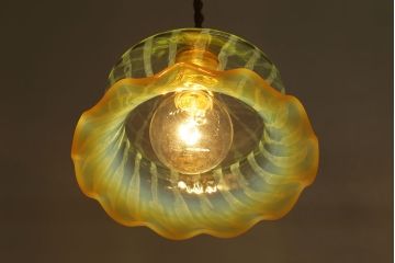 ストライプが浮かび上がるおしゃれなウランガラス製フリルシェード(天井照明、ペンダントライト)