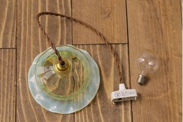 ストライプが浮かび上がるおしゃれなウランガラス製フリルシェード(天井照明、ペンダントライト)