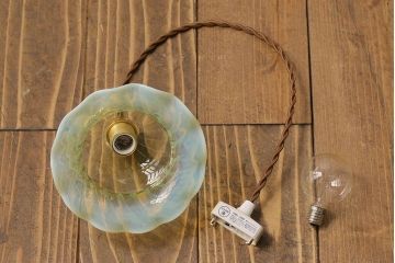 ストライプが浮かび上がるおしゃれなウランガラス製フリルシェード(天井照明、ペンダントライト)