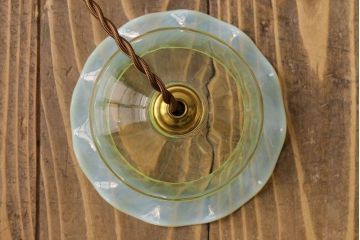 ストライプが浮かび上がるおしゃれなウランガラス製フリルシェード(天井照明、ペンダントライト)