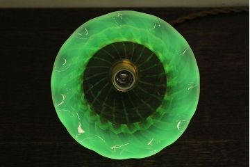 ストライプが浮かび上がるおしゃれなウランガラス製フリルシェード(天井照明、ペンダントライト)
