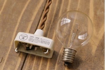 ストライプが浮かび上がるおしゃれなウランガラス製フリルシェード(天井照明、ペンダントライト)