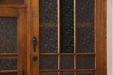 アンティーク家具　和製アンティーク　ナラ材　色ガラスとダイヤガラスがおしゃれな本箱(収納棚、キャビネット)