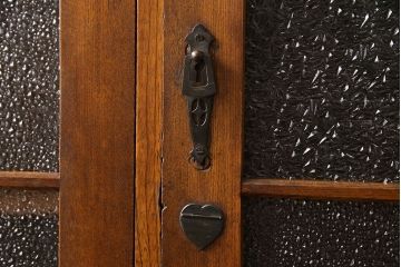 アンティーク家具　和製アンティーク　ナラ材　色ガラスとダイヤガラスがおしゃれな本箱(収納棚、キャビネット)