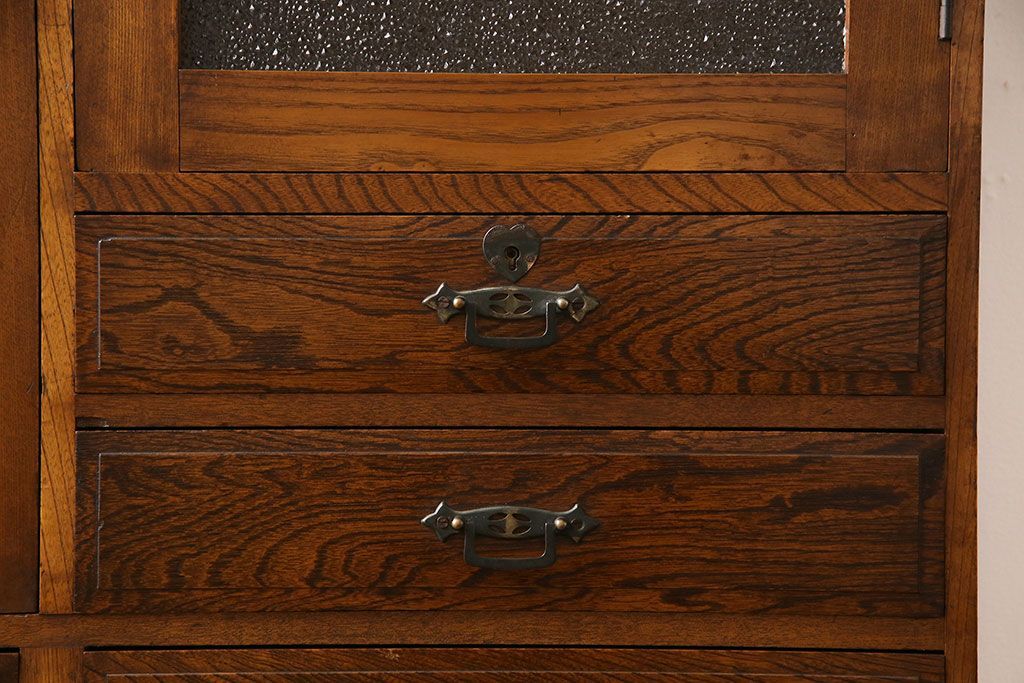 アンティーク家具　和製アンティーク　ナラ材　色ガラスとダイヤガラスがおしゃれな本箱(収納棚、キャビネット)