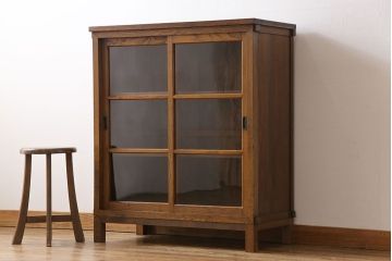 レトロ家具　昭和レトロ　前面タモ材　懐かしさ漂う脚付きキャビネット(ガラス戸棚、飾り棚)