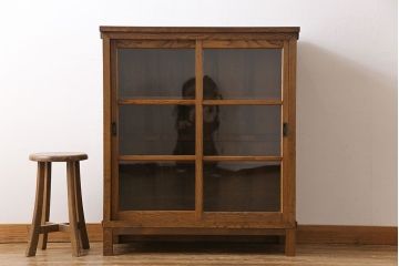 レトロ家具　昭和レトロ　前面タモ材　懐かしさ漂う脚付きキャビネット(ガラス戸棚、飾り棚)