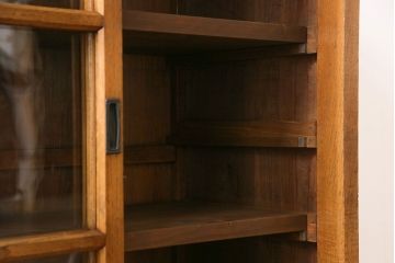 レトロ家具　昭和レトロ　前面タモ材　懐かしさ漂う脚付きキャビネット(ガラス戸棚、飾り棚)