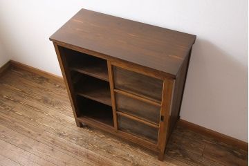 レトロ家具　昭和レトロ　前面タモ材　懐かしさ漂う脚付きキャビネット(ガラス戸棚、飾り棚)