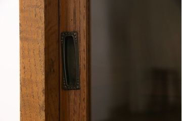 レトロ家具　昭和レトロ　前面タモ材　懐かしさ漂う脚付きキャビネット(ガラス戸棚、飾り棚)