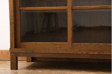 レトロ家具　昭和レトロ　前面タモ材　懐かしさ漂う脚付きキャビネット(ガラス戸棚、飾り棚)