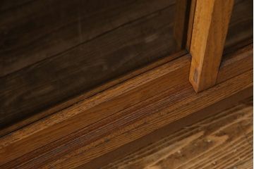 レトロ家具　昭和レトロ　前面タモ材　懐かしさ漂う脚付きキャビネット(ガラス戸棚、飾り棚)