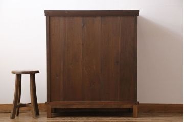 レトロ家具　昭和レトロ　前面タモ材　懐かしさ漂う脚付きキャビネット(ガラス戸棚、飾り棚)