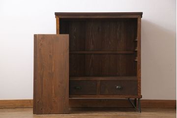 レトロ家具　昭和レトロ　前面タモ材　味わいのある風合いの鉄脚付キャビネット(ガラス戸棚、飾り棚、食器棚)