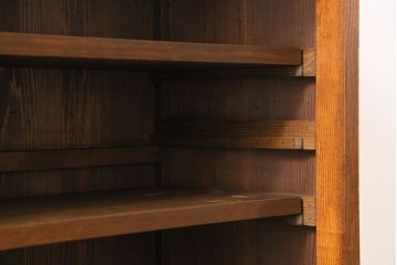 レトロ家具　昭和レトロ　前面タモ材　味わいのある風合いの鉄脚付キャビネット(ガラス戸棚、飾り棚、食器棚)