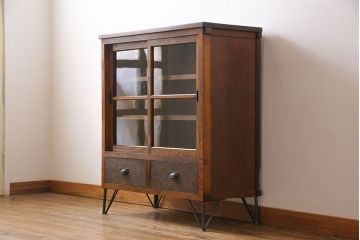 レトロ家具　昭和レトロ　前面タモ材　味わいのある風合いの鉄脚付キャビネット(ガラス戸棚、飾り棚、食器棚)