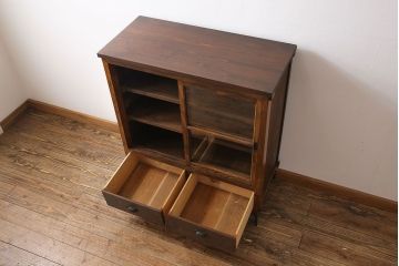 レトロ家具　昭和レトロ　前面タモ材　味わいのある風合いの鉄脚付キャビネット(ガラス戸棚、飾り棚、食器棚)