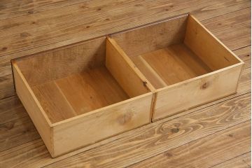 レトロ家具　昭和レトロ　前面タモ材　味わいのある風合いの鉄脚付キャビネット(ガラス戸棚、飾り棚、食器棚)