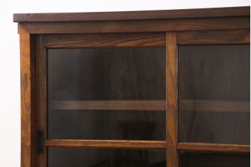 レトロ家具　昭和レトロ　前面タモ材　味わいのある風合いの鉄脚付キャビネット(ガラス戸棚、飾り棚、食器棚)