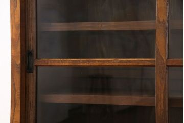 レトロ家具　昭和レトロ　前面タモ材　味わいのある風合いの鉄脚付キャビネット(ガラス戸棚、飾り棚、食器棚)