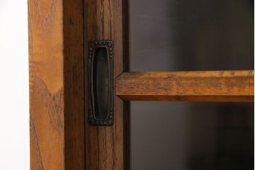 レトロ家具　昭和レトロ　前面タモ材　味わいのある風合いの鉄脚付キャビネット(ガラス戸棚、飾り棚、食器棚)