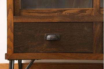 レトロ家具　昭和レトロ　前面タモ材　味わいのある風合いの鉄脚付キャビネット(ガラス戸棚、飾り棚、食器棚)