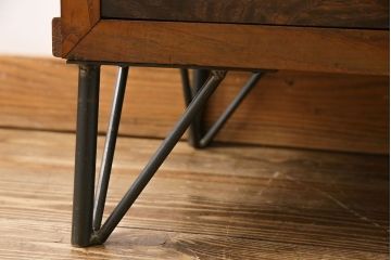 レトロ家具　昭和レトロ　前面タモ材　味わいのある風合いの鉄脚付キャビネット(ガラス戸棚、飾り棚、食器棚)