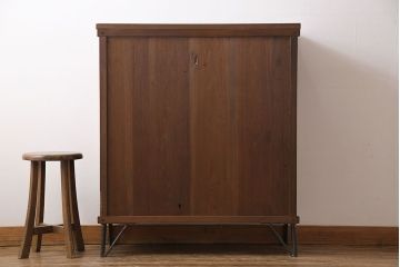 レトロ家具　昭和レトロ　前面タモ材　味わいのある風合いの鉄脚付キャビネット(ガラス戸棚、飾り棚、食器棚)