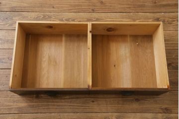 レトロ家具　昭和レトロ　前面タモ材　味わいのある風合いの鉄脚付キャビネット(ガラス戸棚、飾り棚、食器棚)