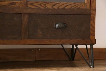 レトロ家具　昭和レトロ　前面タモ材　味わいのある風合いの鉄脚付キャビネット(ガラス戸棚、飾り棚、食器棚)
